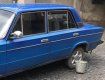 Оригінальний "підзаробіток" в Ужгороді — автомобіль "прив’язали" ланцюгом до відра