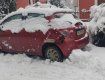 Снегоуборочная машина задела припаркованный автомобиль в Ужгороде