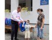 В Ужгороде мэр Андріїв "рекламно" раздавал школьные портфели будущим первоклассникам