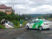 Біля кордону Закарпаття зі Словаччиною — "кюветна" аварія за участі іномарки та авітівки з "шашечками"