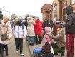 Уставшие и унылые: В Ужгород ежедневно прибывают тысячи беженцев