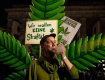 Сотни людей демонстративно закурили марихуану в центре Берлина