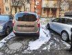В Ужгороде трусоватый водитель влепился в Renault и скрылся с горизонта 