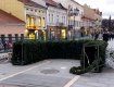 Пронесло: В Ужгороде новогодняя арка за полмиллиона гривен упала, чуть не травмировав прохожих