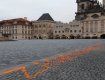 Вчера вечером на Староместской площади в Праге кто-то сделал баллончиком надпись: "ZA OBĚTI NESCHOPNÉ VLÁDY!" 