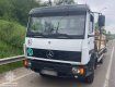 Не проскочил: В Закарпатье поймали Mercedes с сомнительной древесиной