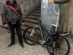  В Закарпатье странный велосипедист с бензокосой на плечах вызвал подозрения у патрульных