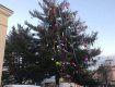 "Такого кошмара еще не видела": народ прикалывается над главной елкой Свалявы 