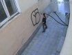 В Ужгороде парень оставил на стене здания "шедевр" и попал на видео 