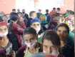 В Закарпатье нарушая эпиднормы, ромов запустили на избирательный участок целой толпой