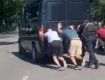 В Ужгороде полицейские заводили с толкача микроавтобус - видео момента