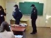 В Украине отстраняют непривитых педагогов - полицейские заявились прямо на урок