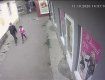 В Закарпатье мужчина с ребенком дерзко ограбил магазин 