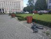 В Ужгороде на одной из главных площадей "исчезла" половина скамеек