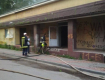 В Закарпатье огонь охватил заброшенное здание бывшего кафе