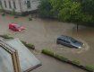 В Ужгороде центральная улица буквально плавает - автомобили прорываются через воду 
