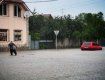 Ужгород ушел под воду: по улицам "плавают" люди и авто