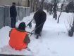  Креатив зашкаливает: Во Львовской области коммунальщик расчищал снег альтернативным способом 