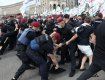  С венками и гробом: В Киеве произошли стычки протестующих ФОПов с полицией 