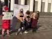 Голой грудью протестовали девушки против высоких тарифов под Радой 