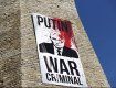 В Эстонии на границе с РФ вывесили плакат «Путин — военный преступник»