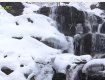 Джерельні води найбільшого водоспаду Закарпаття Шипота виглядають як красиві сталактити