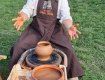 В Ужгороде на фестивале в скансене учат гончарному делу мастера из разных уголков Украины
