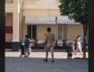 По центру Мукачево ходит голый мужчина