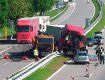 В Чехии на трассе фура влетела в стоявший на правой полосе грузовик ремонтной службы.
