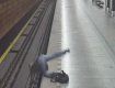 В Чехии мужчину от смерти под поездом спасли буквально доли секунды