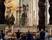 «Спасите украинских детей»: Голый мужчина забрался на алтарь собора Святого Петра в Ватикане