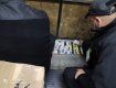 На кордоні Закарпаття з Угорщиною в мікроавтобус знайшли "схрон" з контрабандними цигарками
