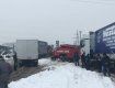 Транспорт ледь може виїхати з Мукачево — вантажівки застрягають в снігу!