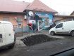 Видно следы поджога: В Закарпатье злоумышленники "атаковали" терминал возле магазина 
