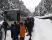 Автобус зі снігу на перевалі в Карпатах витягали за допомогою спецтехніки