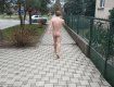 В чем мать родила: В Ужгороде гуляет полностью голый эксгибиционист