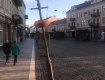 Фонарь на Петефи в Ужгороде устал смотреть на ремонт 