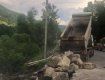 В Закарпатье дорожники устраняют глубокий обвал в дороге около Ясиня, появившийся из-за наводнения