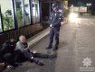 В Ужгороде мужчина на остановке насторожил патрульных