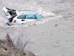Жесткое ДТП в Закарпатье: Авто слетело в реку, видео опубликовали в сети