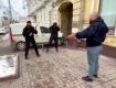 В Киеве среди бела дня инкассатор открыл стрельбу из автомата: подробности