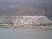 В Закарпатье над рекой стоит огромная мусорная свалка