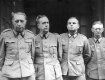 Сдавшийся в плен 2 мая советским войскам вместе с офицерами своего штаба командир 56-го такового корпуса генерал Гельмут Вейдлинг (слева), последний назначенный лично Гитлером командующий обороной Берлина 