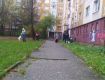 Чудом осталась жива: В Ужгороде девушка выпала из окна многоэтажки 