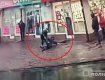 Дерзкое нападение в Ужгороде: 17-летний парень повалил прохожего на землю