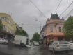 И смех, и грех: В центре Мукачево у автомобиля на ходу отвалилась дверь