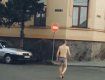 Вот те на: По улицам Мукачево, не смотря на карантин, гулял голый мужчина