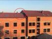 В Закарпатье дети ради забавы бегают по крышам, которые находятся под наклоном