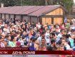 На Закарпатье огромная толпа ромов устроила празднование прямо в парке 