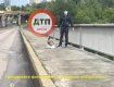 Появилось фото минера на мосту Метро в Киеве